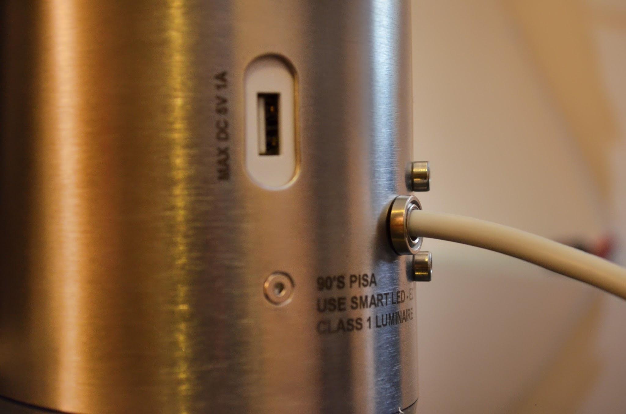 Fingerprint-free brushed steel body with its white cable